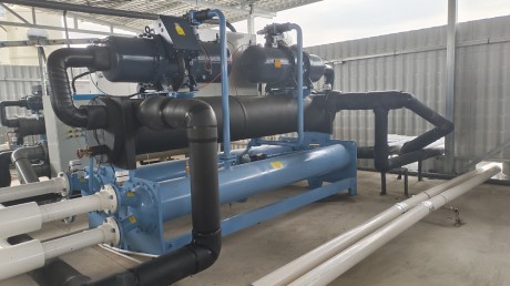 電路板制造公司集中哄冷水機(jī)工程案倒，分別供電路板鉆吼機(jī)中心軸冷卻蝕刻線冷卻電鍍線冷卻等